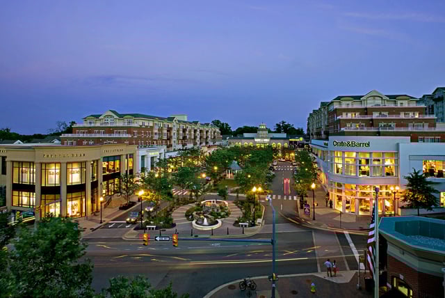 RC-MarketCommonClarendon2.jpg Market Common Clarendon courtyard at nighttime