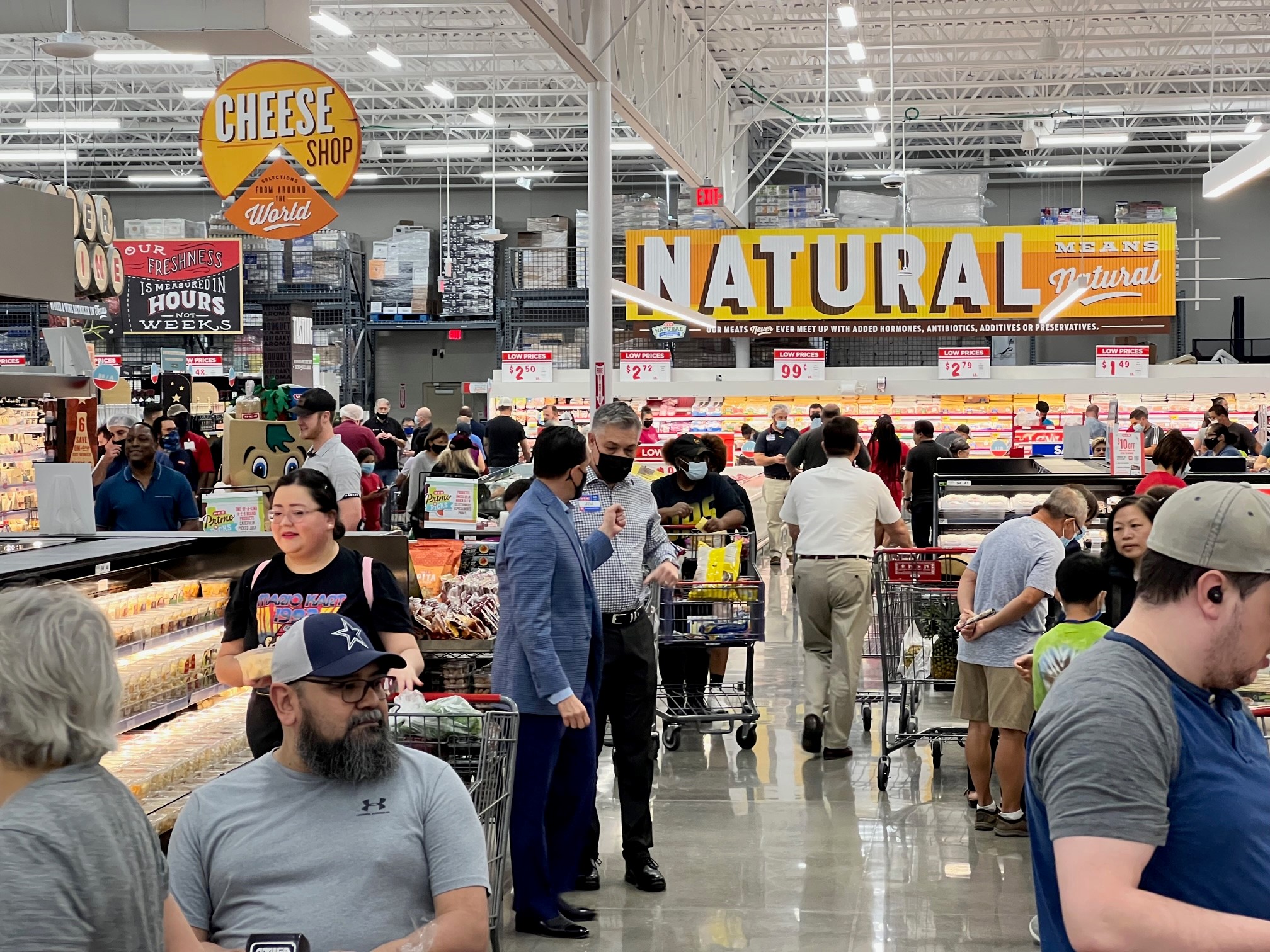 H-E-B Opens At Regency's Baybrook East In Houston, TX