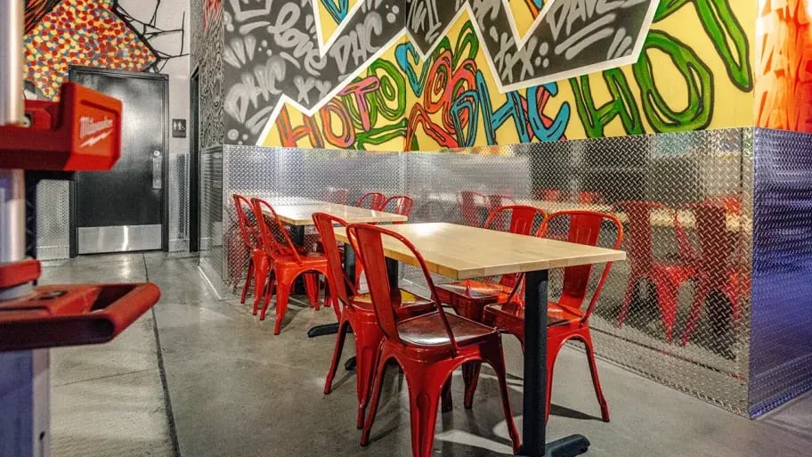 daves-hot-chicken-westminster-co-w-104th-ave-wall-art-seating-912x513