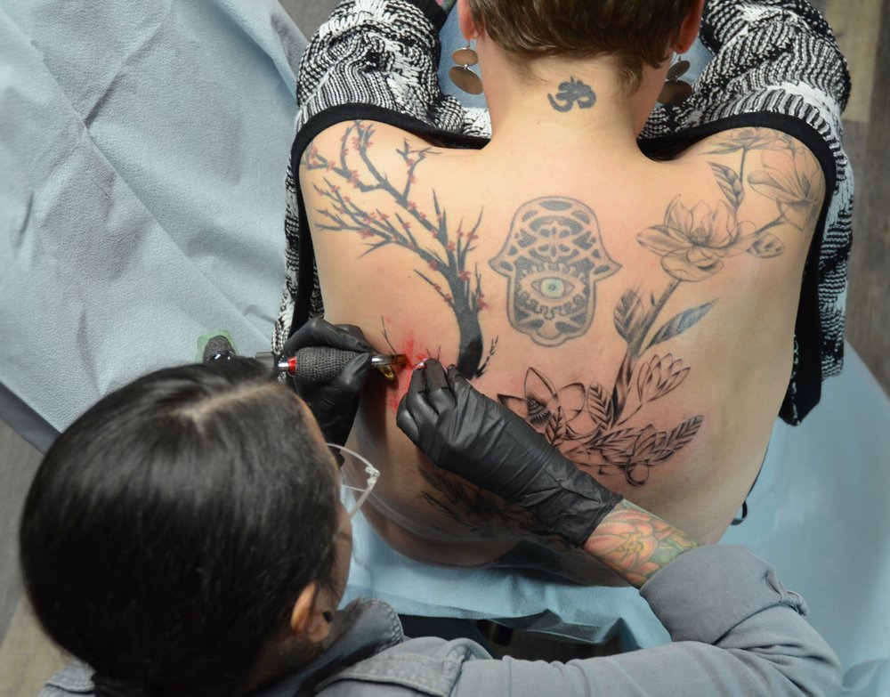 lady_octopus_tattooing_back