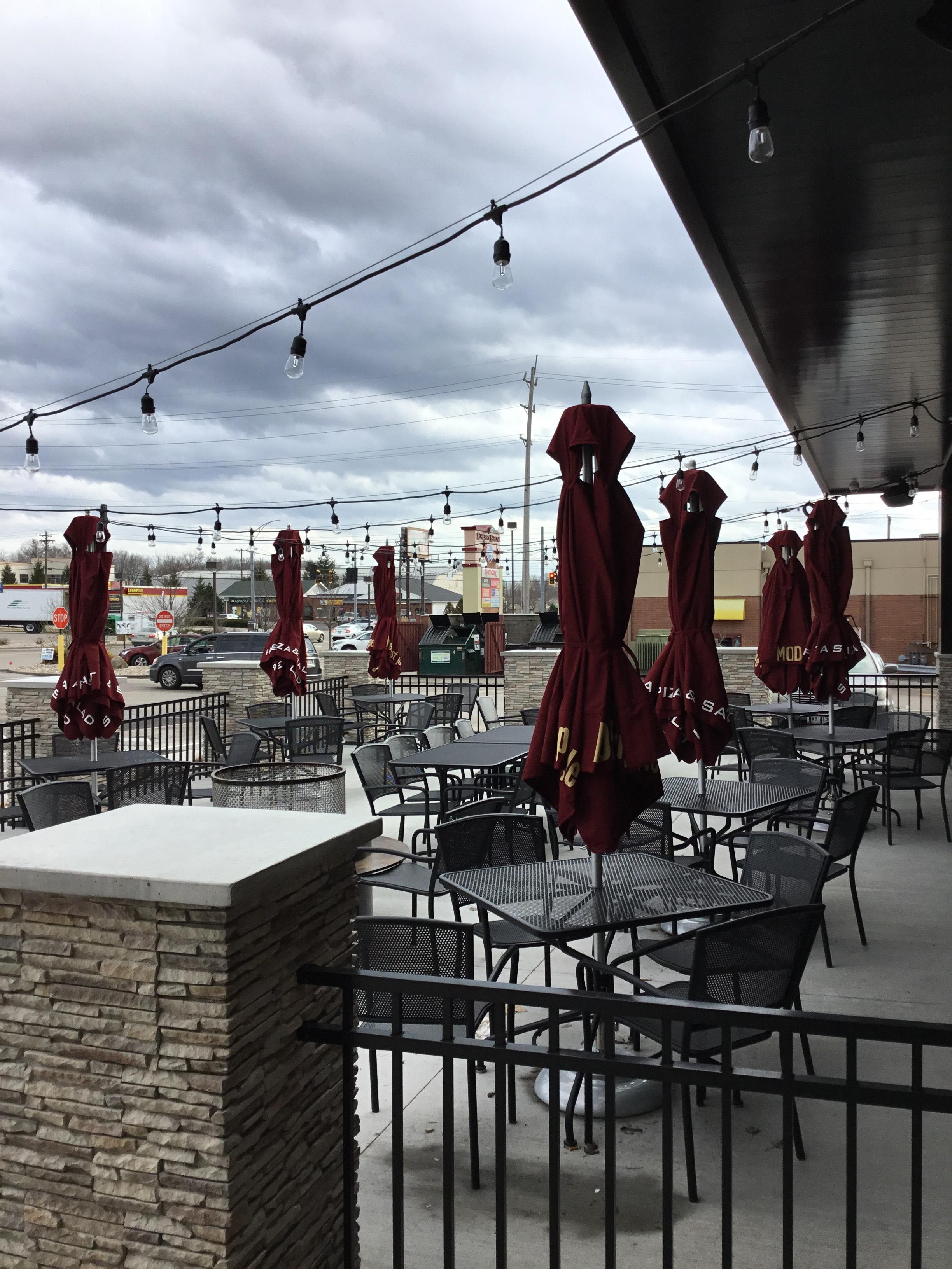 Patio seating at Mod Pizza 